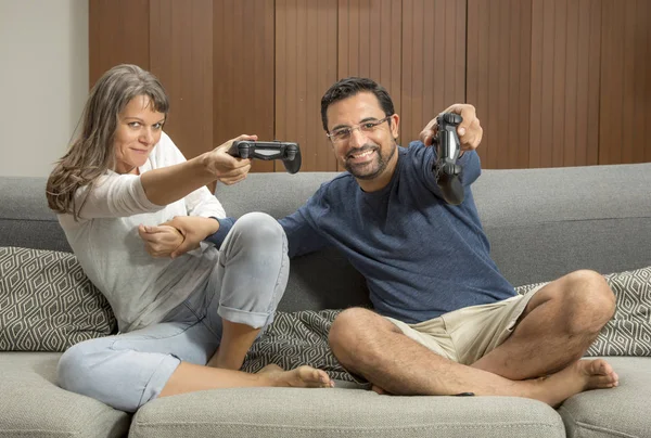 Video oyunu oynayan çift