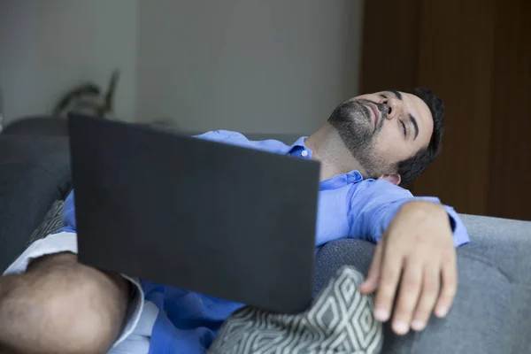 Seorang pria tertidur saat bekerja dengan laptop — Stok Foto