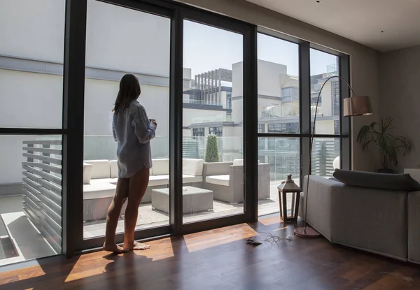 Evde kahve içen kadın.