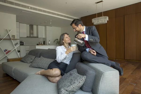 Man serveren van koffie aan vrouw in appartement — Stockfoto