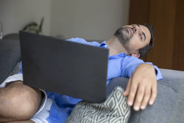 Mens in slaap gevallen tijdens het werken met laptop — Stockfoto