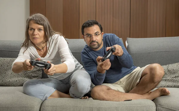 Video oyunu oynayan çift