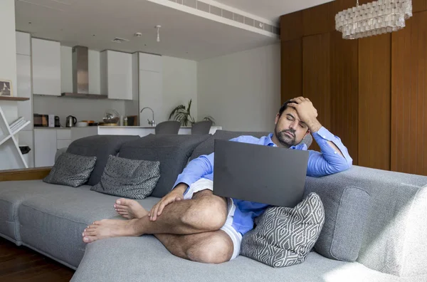 Arabische man met laptop — Stockfoto