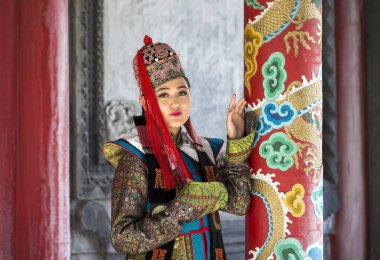 Geleneksel kıyafeti Moğol kadın