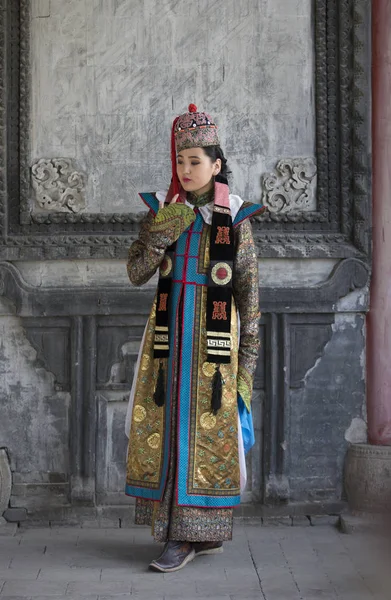 Femme mongole en tenue traditionnelle — Photo
