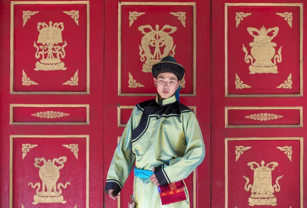 Moğol adam geleneksel kıyafeti