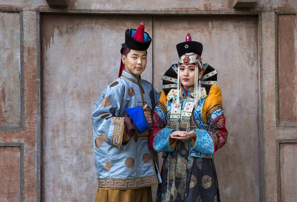 Mongolian couple in traditional outfit — Stock Photo, Image