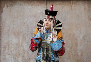 Geleneksel kıyafeti Moğol kadın