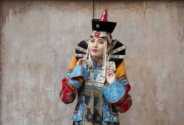 Mongolian woman in traditional outfit — Stock Photo, Image