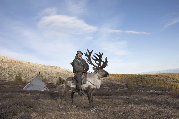 Manusia dalam deel tradisional bepergian dengan rusa — Stok Foto