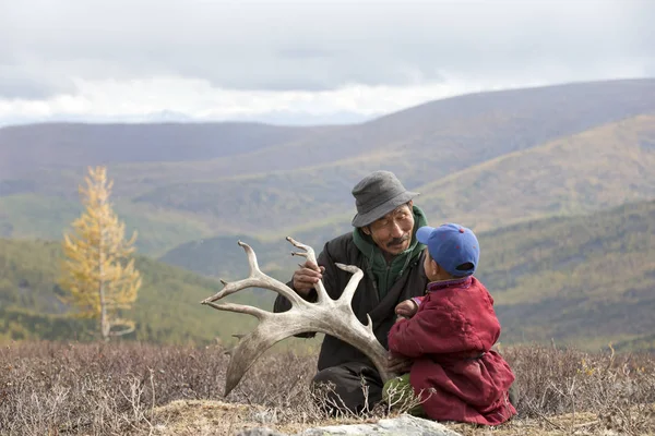 Tsaatan nomadische jongen en grootvader rusten in de steppe — Stockfoto