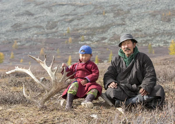 Tsaatan nomade garçon et grand-père reposant dans la steppe — Photo