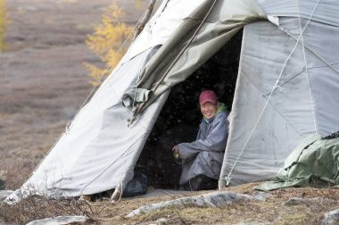 Moğol adam yurt dışında arayan