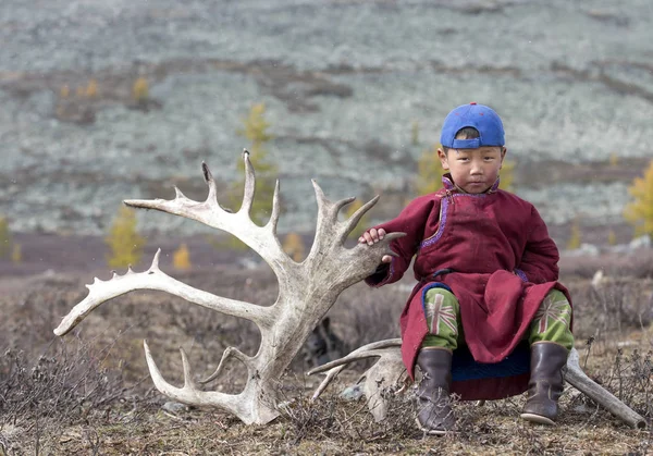 Хлопчик з оленячим рогом в степу — стокове фото
