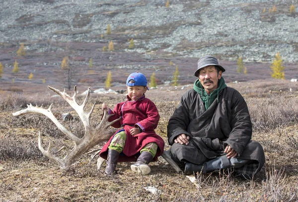 Tsaatan nomade garçon et grand-père reposant dans la steppe — Photo