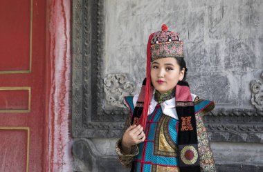 Geleneksel kıyafeti Moğol kadın