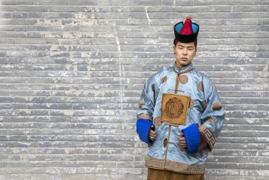 Moğol adam geleneksel kıyafeti