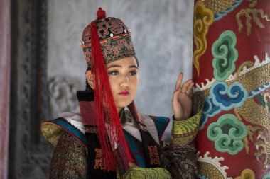 Geleneksel kıyafeti Moğol kadın