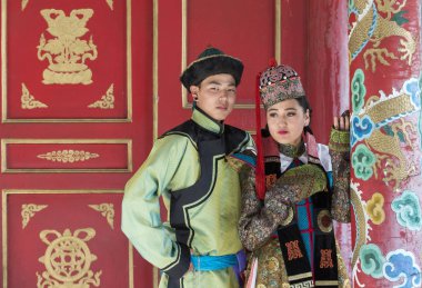 Moğol kaç geleneksel kıyafet içinde