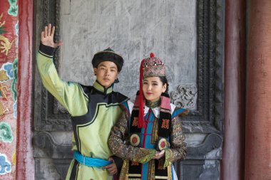 Moğol kaç geleneksel kıyafet içinde