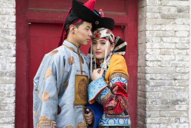 Moğol kaç geleneksel kıyafet içinde