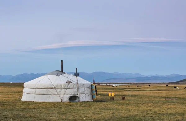 Mongol gers, táj, Mongólia — Stock Fotó