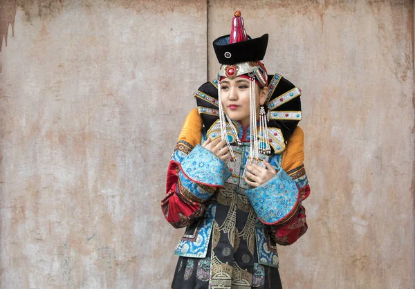 Mongoolse vrouw in traditionele outfit — Stockfoto