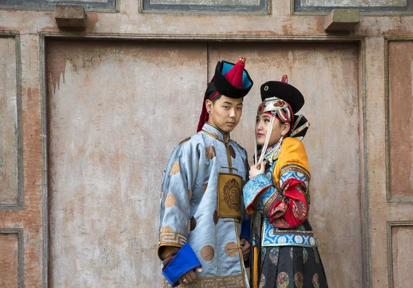 전통적인 복장에서 몽골 부부 — 스톡 사진