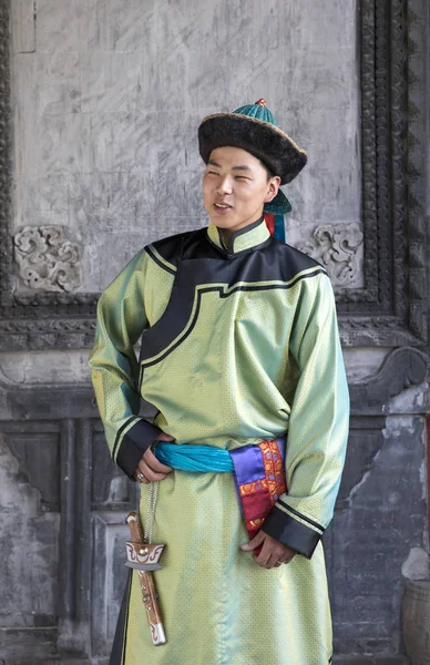 Mongol homem em roupa tradicional — Fotografia de Stock