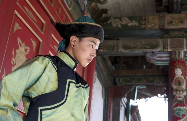 Moğol adam geleneksel kıyafeti