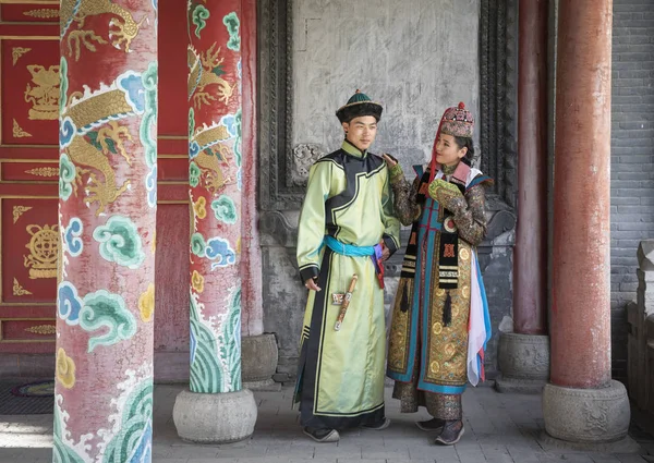 Mongolian couple in traditional outfit — Stock Photo, Image