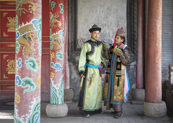 Монгольская пара в традиционном наряде
