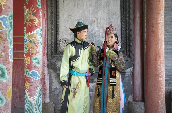 Монгольська пара в традиційних спорядження — стокове фото