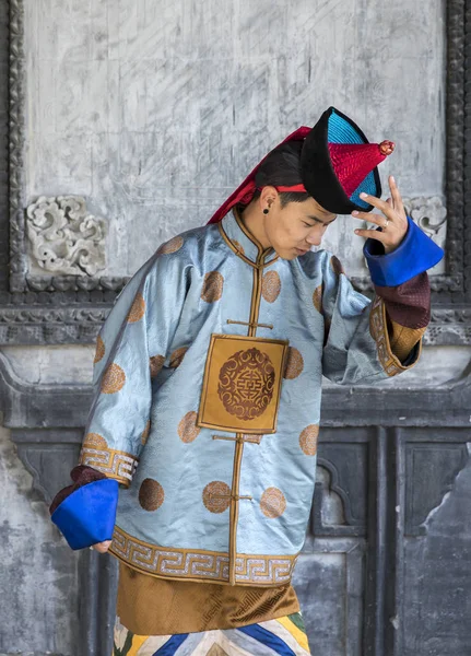 Moğol adam geleneksel kıyafeti