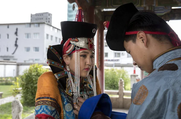 Монгольська пара в традиційних спорядження — стокове фото