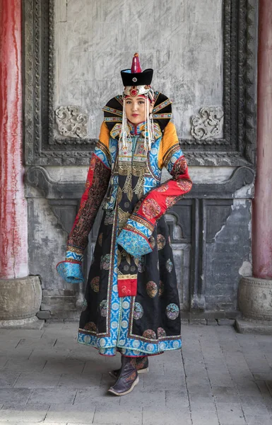 Femme mongole en tenue traditionnelle — Photo