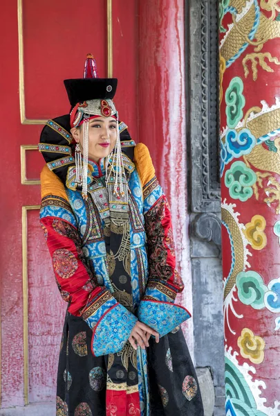 伝統的な衣装のモンゴルの女性 — ストック写真