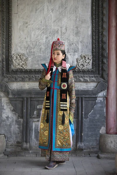 Μογγολικό γυναίκα με παραδοσιακή στολή — Φωτογραφία Αρχείου