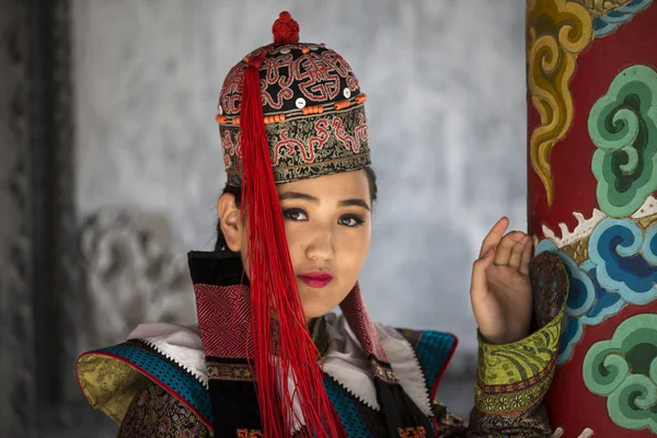 Mujer mongola en traje tradicional — Foto de Stock