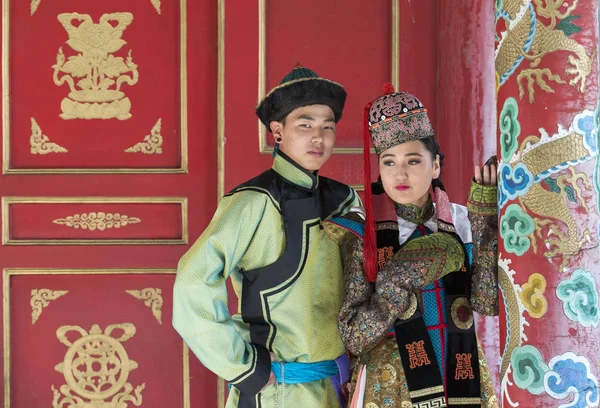 Moğol kaç geleneksel kıyafet içinde