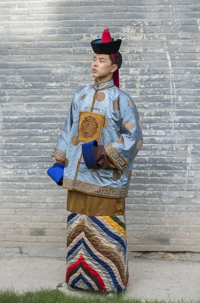 Mongolsk mann i tradisjonelle klær – stockfoto