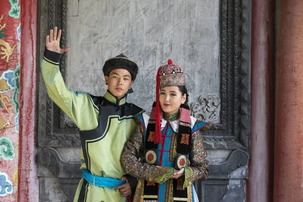 Moğol kaç geleneksel kıyafet içinde