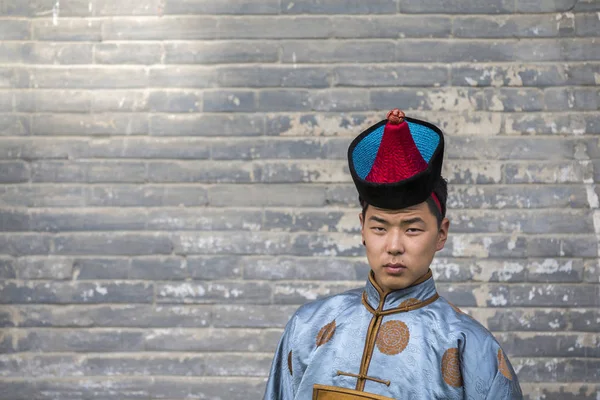 Монгольська людина у традиційному вбранні — стокове фото