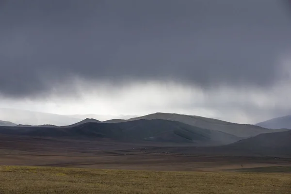 Regn över mongoliska landskap — Stockfoto