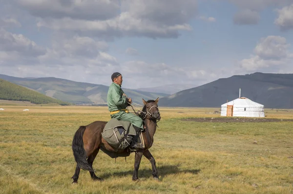 Mongolské muže jedoucího na koni — Stock fotografie