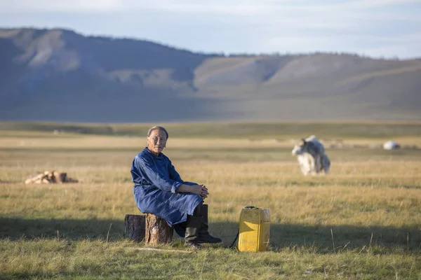 Mongolská žena odpočívá mimo její ger — Stock fotografie