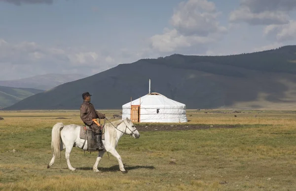 Mongolisk man rider en häst — Stockfoto