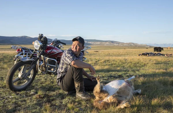 Mongolské muže kůže kozy — Stock fotografie