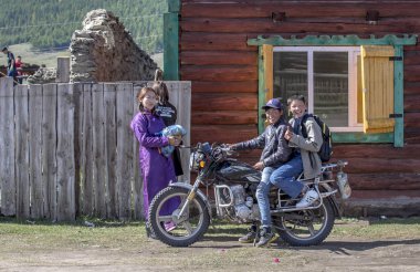  Moğol erkekler bir sokakta sohbet