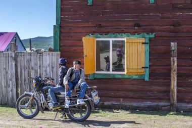  Moğol çocuklar bisikletle